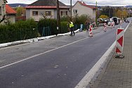 Na silnici I/19 na okraji obce Hamry nad Sázavou staví dělníci opěrnou zeď.