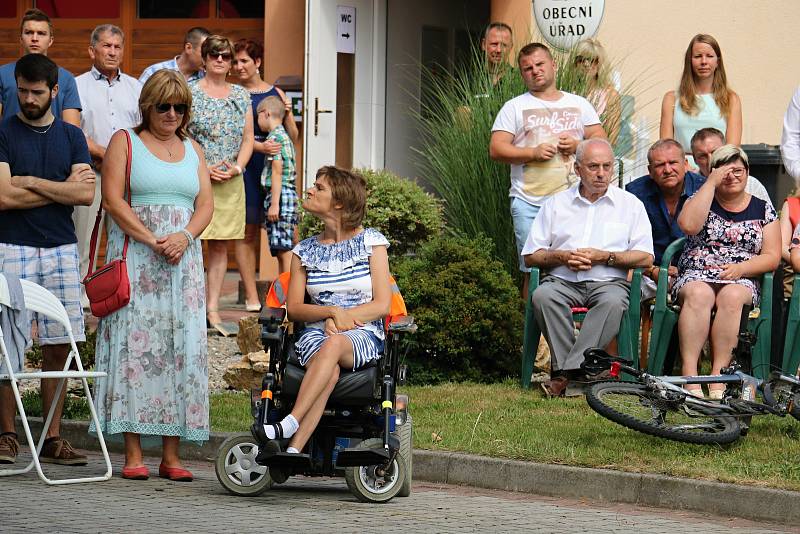 V Nové Vsi u Nového Města na Moravě světili kapli a žehnali hasičské auto.