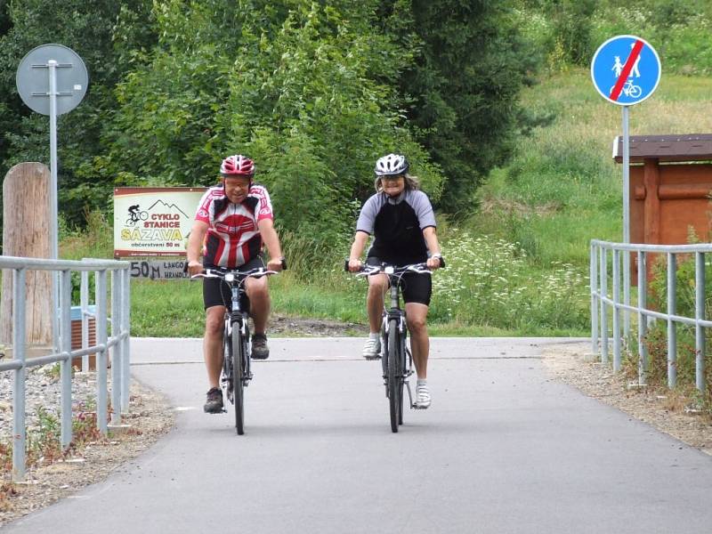 Cyklisté, bruslaři i chodci mohou obdivovat krásná zákoutí řeky Sázavy na cyklostezce, která vede po náspu bývalé železniční trati z Přibyslavi do Sázavy. 