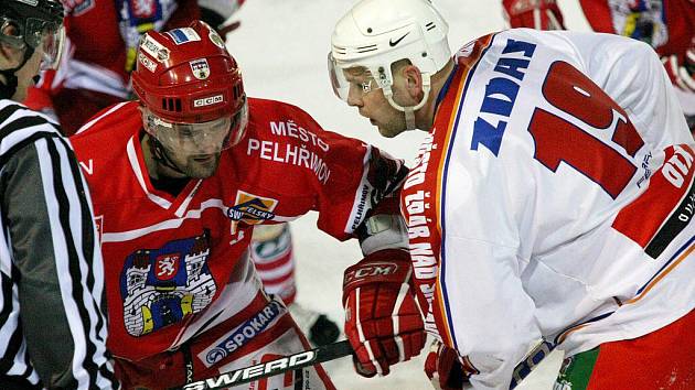 Po hokejistech Pelhřimova (v červeném dresu útočník Martin Tecl) už skončila druholigová sezona i pro druhý tým z Vysočiny, Žďár nad Sázavou (vpravo forvard Miroslav Bukáček). 