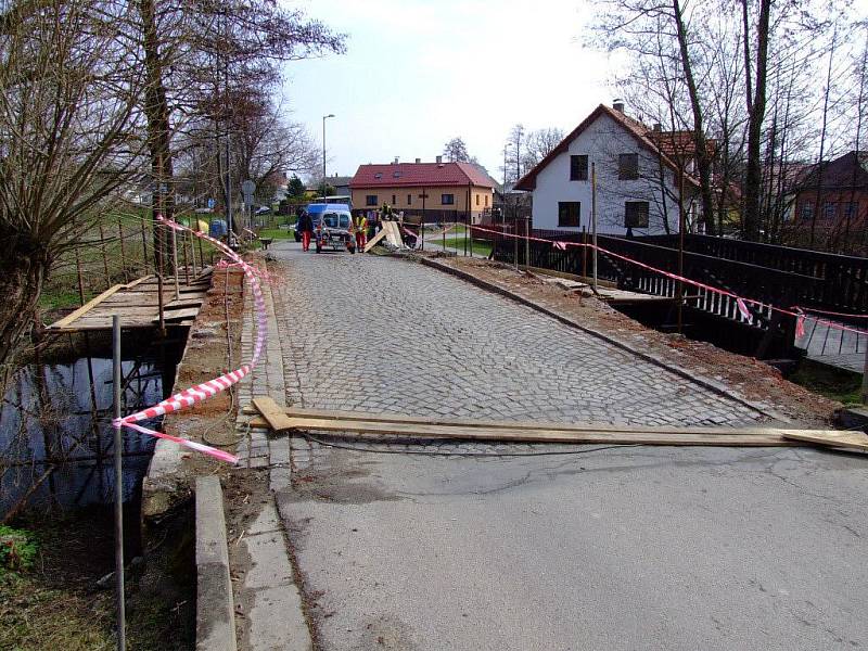 Historický most ve žďárské ulici Dvorská prochází od počátku dubna rekonstrukcí. Ta spočívá ve výměně parapetních desek a zdiva.