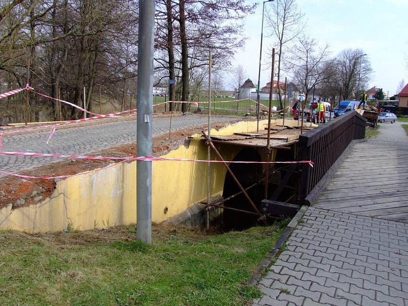 Historický most ve žďárské ulici Dvorská prochází od počátku dubna rekonstrukcí. Ta spočívá ve výměně parapetních desek a zdiva.