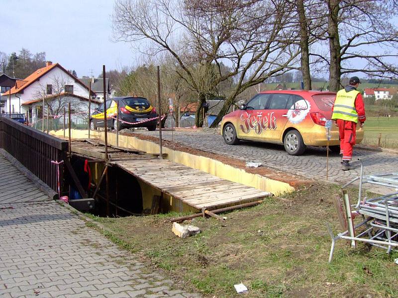 Historický most ve žďárské ulici Dvorská prochází od počátku dubna rekonstrukcí. Ta spočívá ve výměně parapetních desek a zdiva.