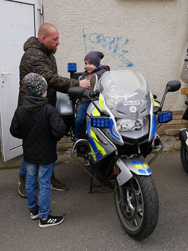 Otevírání silnic, jež se opět konalo v režii motoklubu Indian Givers, přilákalo v sobotu odpoledne i přes chladné počasí stovky účastníků.