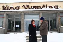 Žďárská starostka Dagmar Zvěřinová s vedoucím kina Vysočina Zdeňkem Šustrem před hlavním vchodem.