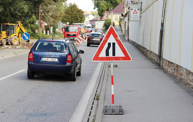 Osmdesát osm dní bude trvat omezení provozu v Santiniho ulici ve Žďáře nad Sázavou, které začalo 6. září. Dopravu tam zpomalují přenosné semafory.
