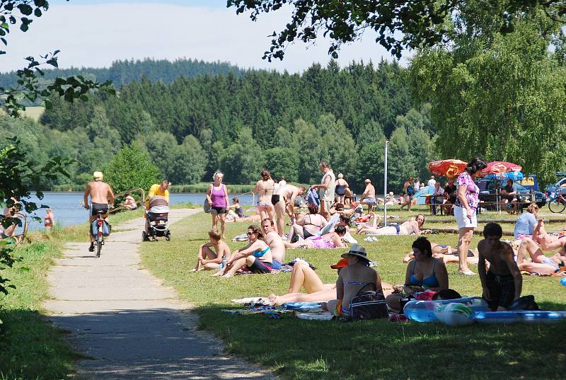 Odložené věci rekreujících se lidí lákají zloděje. Foto: Deník/Lenka Mašová