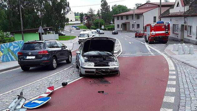V Ostrově nad Oslavou srazilo auto dopravní značení