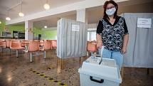 Druhé kolo senátních voleb ve volební místnosti ve Velkém Meziříčí.