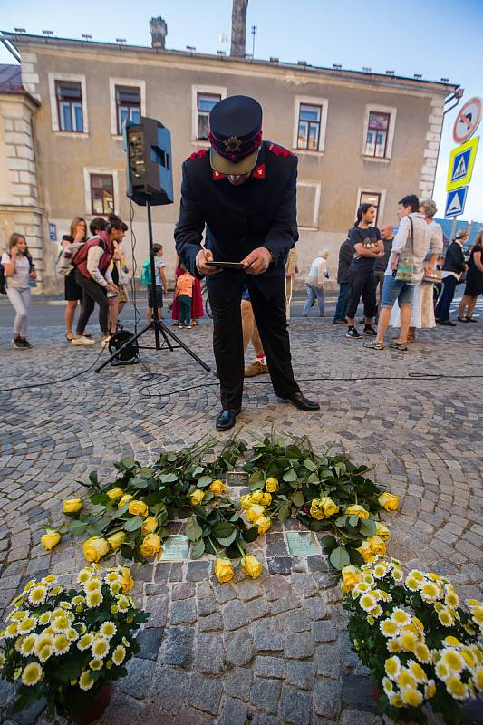 Odhalení kamenů zmizelých připomínající oběti holocaustu v Novém Městě na Moravě.