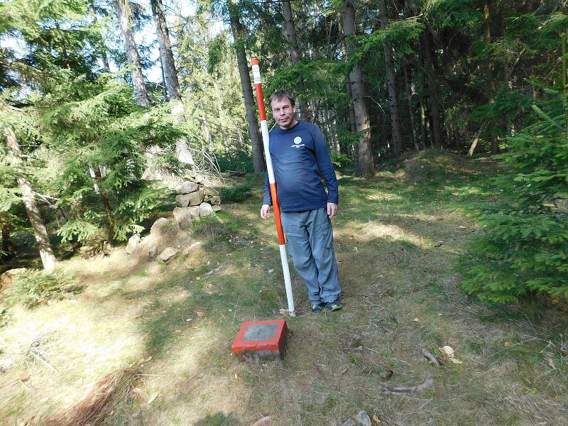 Původní dřevěná rozhledna stávala v lese o něco výše, než je stávající věž.