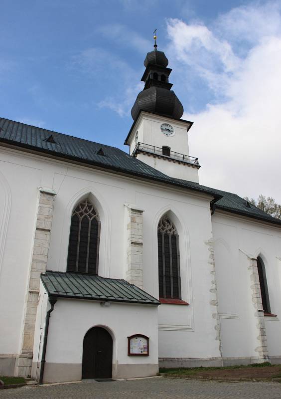 Věž kostela svatého Prokopa ve Žďáře nad Sázavou. Farnost a regionální muzeum tam v sobotu 13. května pro zájemce pořádají komentované prohlídky s výhledem z ochozu.