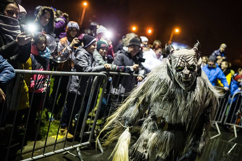 Pochod krampusů ve Žďáře nad Sázavou.