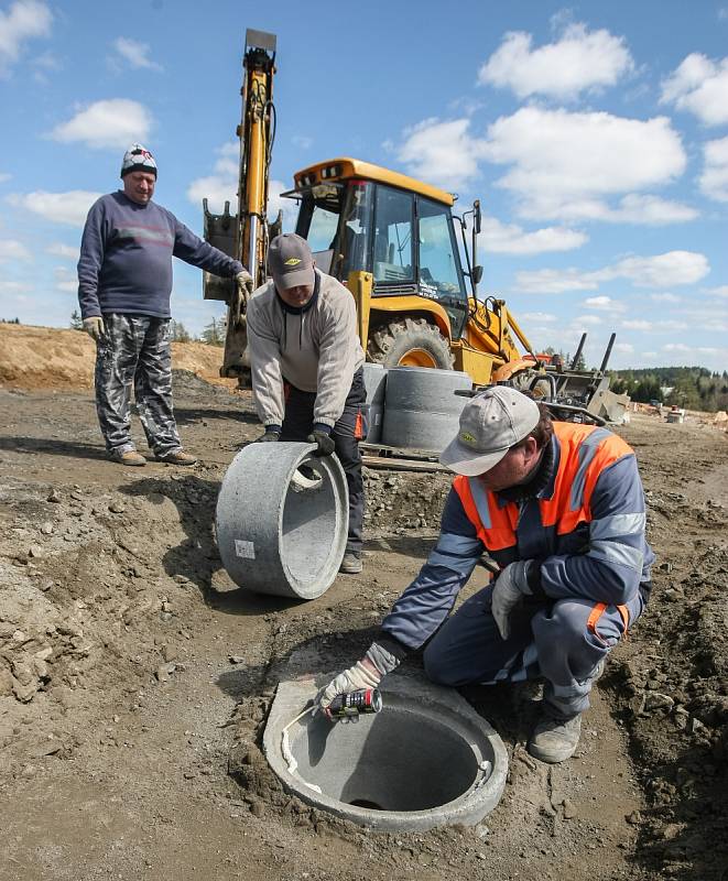 V Žďáře nad Sázavou se staví sítě pro obytné domy – parcely na Klafaru: