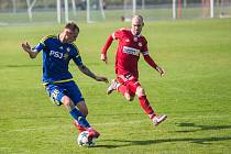 Zatímco fotbalisté Velkého Meziříčí (v červeném Petr Dolejš) na závěr podzimu doma zdolali Vratimov 2:1, béčko Jihlavy (v modrém) padlo v Kroměříži.