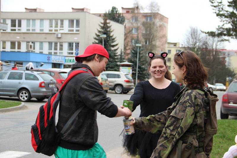 Žďárští studenti vybírali peníze na maturitní večírek.