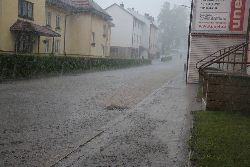 Přívalové deště pokaždé ulici Žďárskou zatopí.