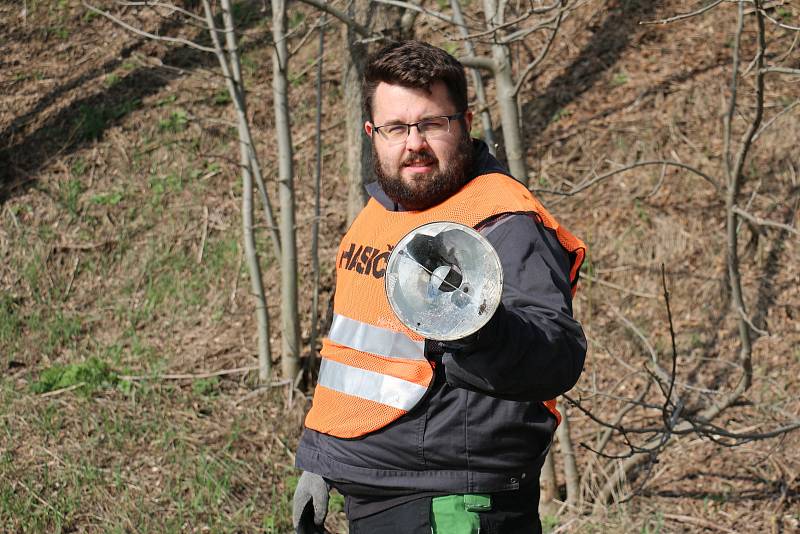 Do sbírání odpadků podíl silnic se pustili dobrovolní hasiči z Rokytna i z Kuklíku.