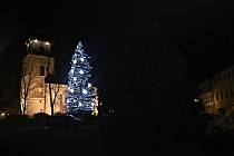 Vánoční strom byl zatím rozsvícen pouze na zkoušku.