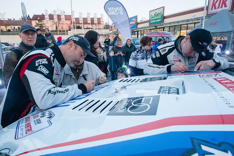 Fanoušci závodníka Tomáše Ouředníčka a automobilového sportu si prohlížejí Ouředníčkův závodní speciál Ford Ranger, než se s ním vydá na Rallye Dakar 2018.