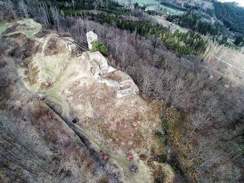 Podívejte se na krásné výhledy na hrad Zubštejn a okolí z ptačí perspektivy.