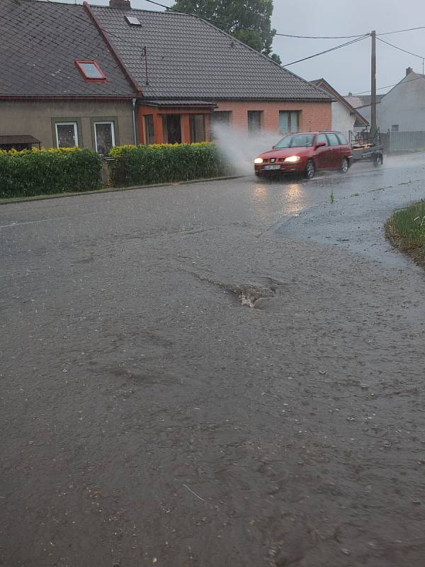 Ve čtvrtek večer a v noci zasáhly Žďársko bouřka, silný déšť a místy i kroupy. Hasiči zasahovali u 25 událostí, šlo nejvíce o polámané stromy a větve na komunikacích.