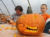 Halloween je svátek typický spíše pro anglofonní země. Tradičně ho oslavují především vyřezáváním dýní. Zájemci si v této činnosti mohou také zasoutěžit. 