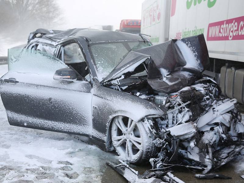 Na 117. kilometru dálnice D1 ve směru na Prahu došlo včera před polednem k hromadné dopravní nehodě několika desítek nákladních a osobních aut. 