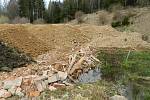  Podle inspektorů firma navezla 1200 tun stavebních odpadů, kamení a zeminy na pozemky poblíž Stržského potoka v CHKO Žďárské vrchy, ačkoliv tyto pozemky nebyly k nakládání s odpady určené.