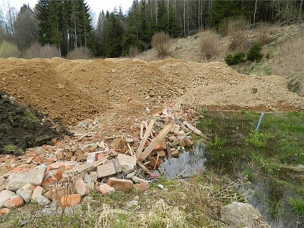  Podle inspektorů firma navezla 1200 tun stavebních odpadů, kamení a zeminy na pozemky poblíž Stržského potoka v CHKO Žďárské vrchy, ačkoliv tyto pozemky nebyly k nakládání s odpady určené.