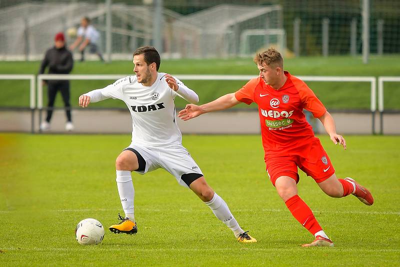 Fotbalisté FC Žďas Žďár (v bílém) se v neděli stali prvním klubem, který v tomto ročníku připravil o body juniorku Zbrojovky Brno (v červeném).