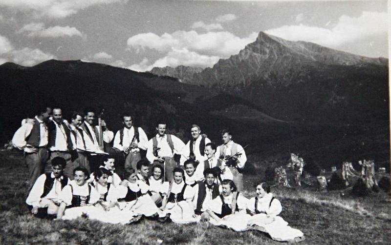 O nezbytné ošacení, obutí a veškeré další nezbytnosti potřebné k tomu, aby mohl folklorní soubor dokonale fungovat, se postarali zaměstnanci tehdejšího novoměstského Okresního ústavu národního zdraví.