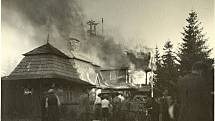 POŽÁR. Oblíbená turistická ubytovna na Harusově kopci lehla 29. září roku 1942 popelem. Oheň zřejmě založila manželka tehdejšího nájemce, která neopatrně manipulovala s omastkem na sporáku.