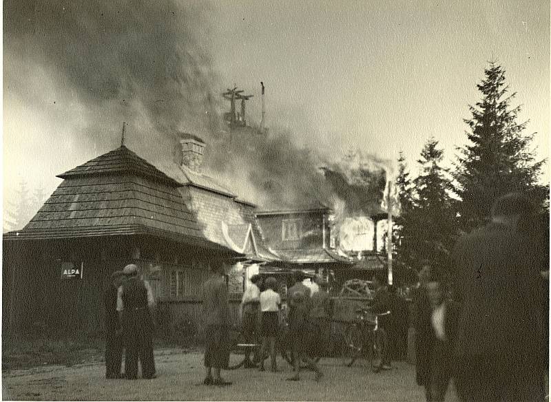 POŽÁR. Oblíbená turistická ubytovna na Harusově kopci lehla 29. září roku 1942 popelem. Oheň zřejmě založila manželka tehdejšího nájemce, která neopatrně manipulovala s omastkem na sporáku.