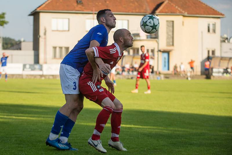 V premiérovém utkání letošního ročníku MSFL mezi Velkým Meziříčím (v červeném) a Dolním Benešovem (v modrých dresech) se body dělily.