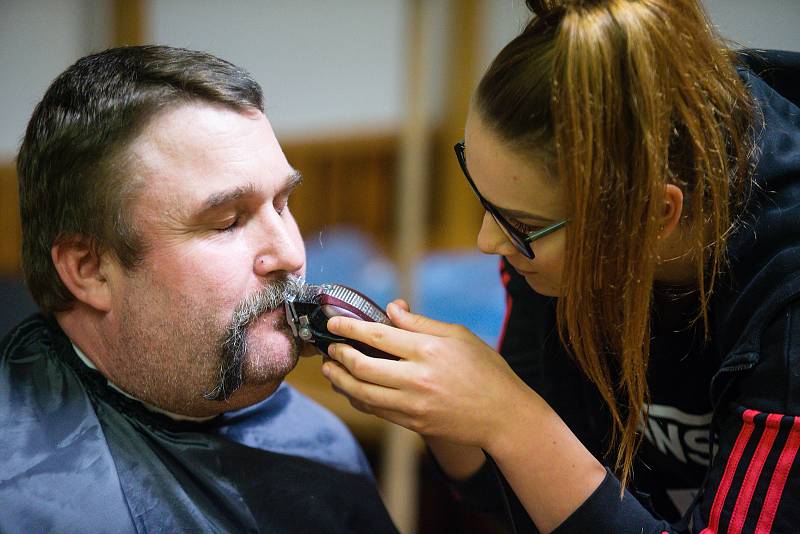 Charitativní skupinové holení Movember.