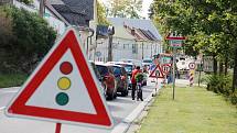 Osmdesát osm dní bude trvat omezení provozu v Santiniho ulici ve Žďáře nad Sázavou, které začalo 6. září. Dopravu tam zpomalují přenosné semafory.