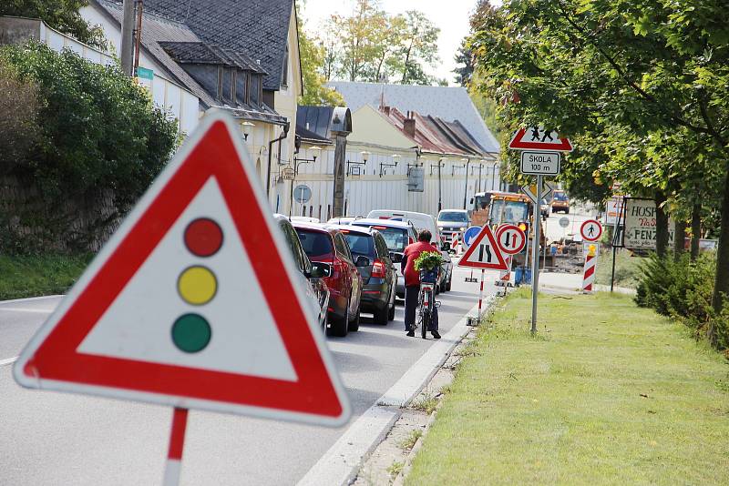 Osmdesát osm dní bude trvat omezení provozu v Santiniho ulici ve Žďáře nad Sázavou, které začalo 6. září. Dopravu tam zpomalují přenosné semafory.