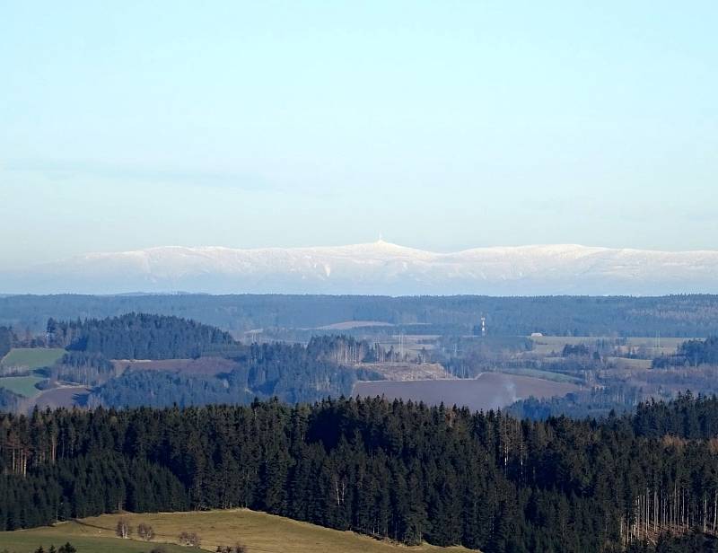 Pohled z Metodky, kopce nad Koníkovem, na Praděd.
