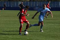 Fotbalisté Slovácka B (v modrých dresech) v nedělním dopoledním utkání 10. kola MSFL deklasovali Velké Meziříčí (v červeném) 6:1.