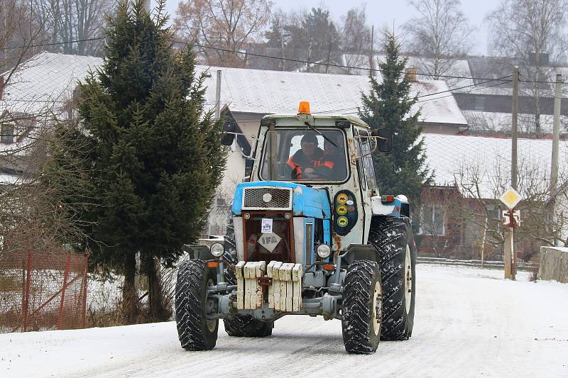 Sněhu a mrazu navzdory. Desítky nadšenců vyjely s traktory na spanilou jízdu Světnovem.
