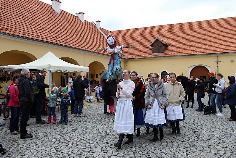 V bystřickém Edenu děti z folklorního souboru Borověnka vynášely Moranu a vystoupily s velikonočním pásmem.