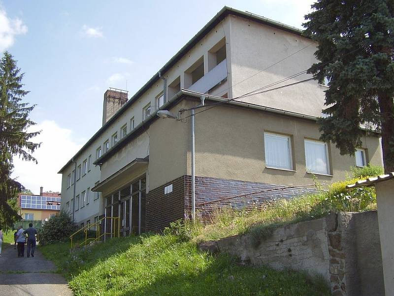 Starý internát chtějí meziříčští radní nechat přestavět na dům sociálních služeb. Budovu město kupuje od Kraje Vysočina za 5,55 milionu korun. 
