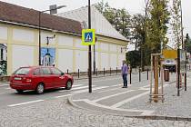 Podle Žďárských je „zebra“ v Santiniho ulici nebezpečná, zvlášť v ranní špičce pro školáky.