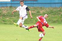 Derby mnoho fotbalové krásy nenabídlo. Diváci si na novoměstském stadionu přišli hlavně na četné osobní souboje. Jeden z nich podstoupil domácí Jakub Skryja (vlevo) s velkomeziříčským Romanem Vyskočilem. 