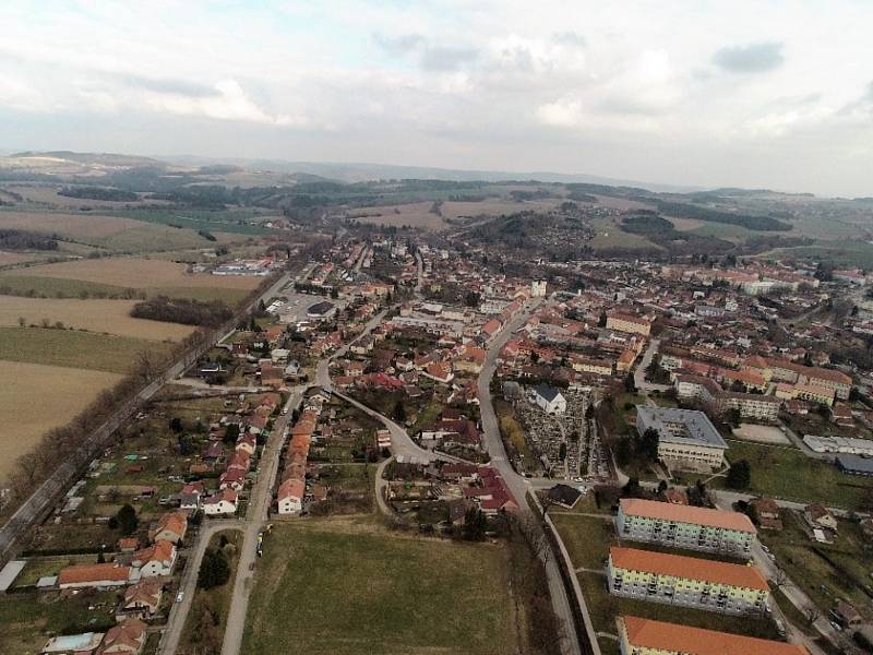 Pohled z dronu na Bystřici nad Pernštejnem.