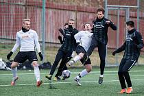 V dalším přípravném utkání podlehli domácí fotbalisté Slovanu Havlíčkův Brod (v bílých dresech) SFK Vrchovina (v černém) vysoko 1:7.
