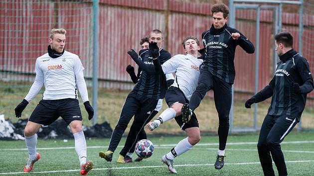 V dalším přípravném utkání podlehli domácí fotbalisté Slovanu Havlíčkův Brod (v bílých dresech) SFK Vrchovina (v černém) vysoko 1:7.