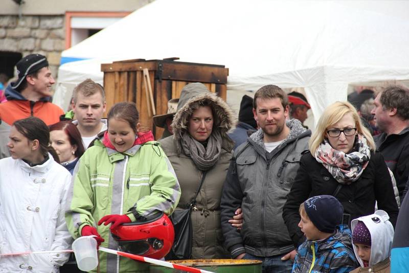 Spanilá jízda obcí, jízda zručnosti, přetahování traktorů, couvání s dvoukolákem nebo hod pneumatikou na cíl - to je jen malá ochutnávka z bohaté nabídky traktoriády, která se už popáté uskutečnila v Bohuňově. 