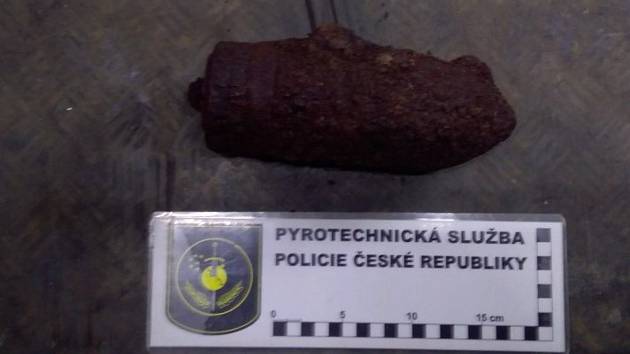 Muž našel u lesní cesty u Polničky dělostřelecký granát z války